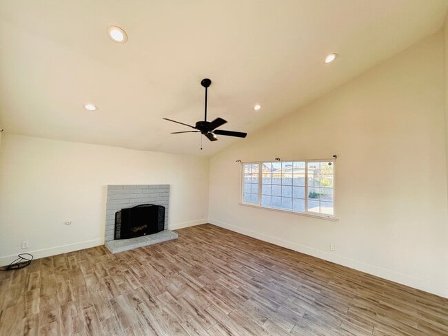 Building Photo - 4BD 3Bth Blend of style, comfort, and convenience.