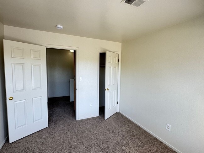 Building Photo - Charming 3 bedroom 1.5 bathroom Two story Town House with an attached garage.