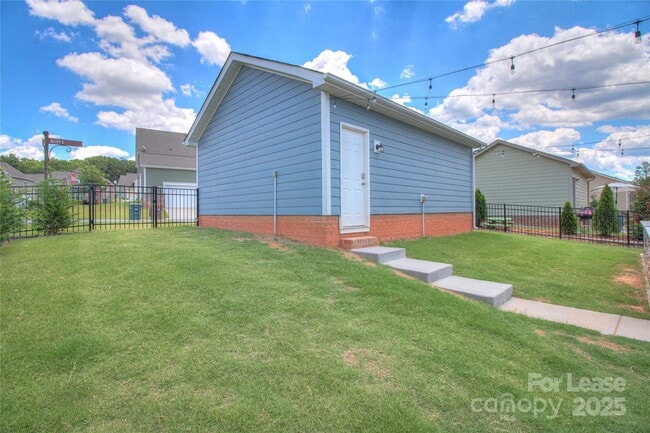 Building Photo - 3007 Silverwood Dr