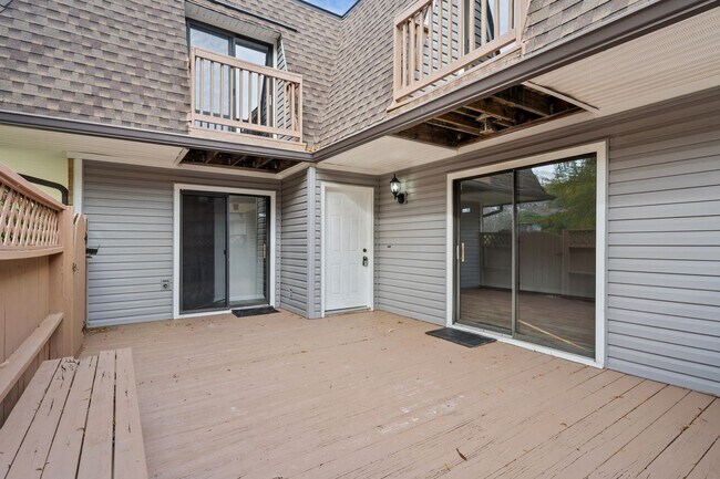 Building Photo - GREAT LOCATION!!! Large 2bedrm - Mins to U...