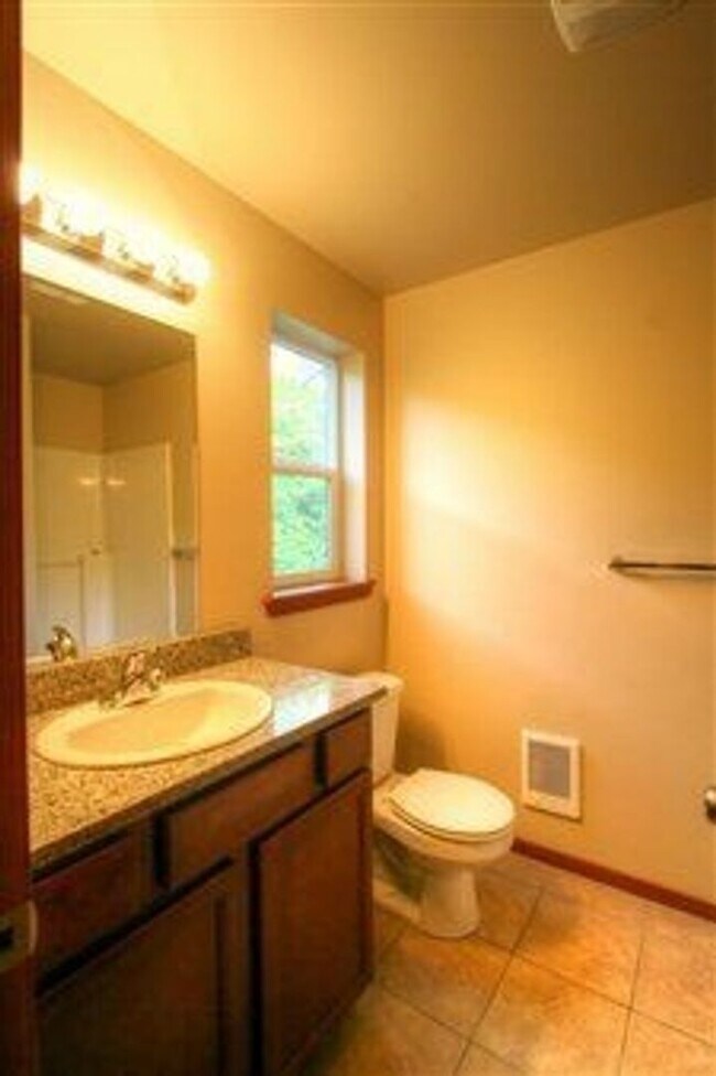 Building Photo - Preleasing for September -  4 bed/2 bath