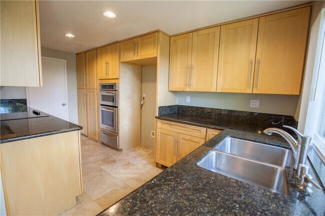 Building Photo - 48 Hilltop Cir