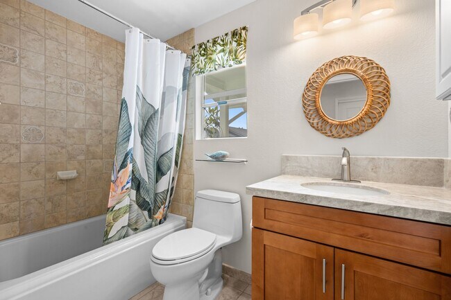 Building Photo - Furnished Home Close to Town