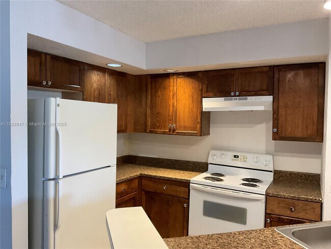Building Photo - 3320 Pinewalk Dr N