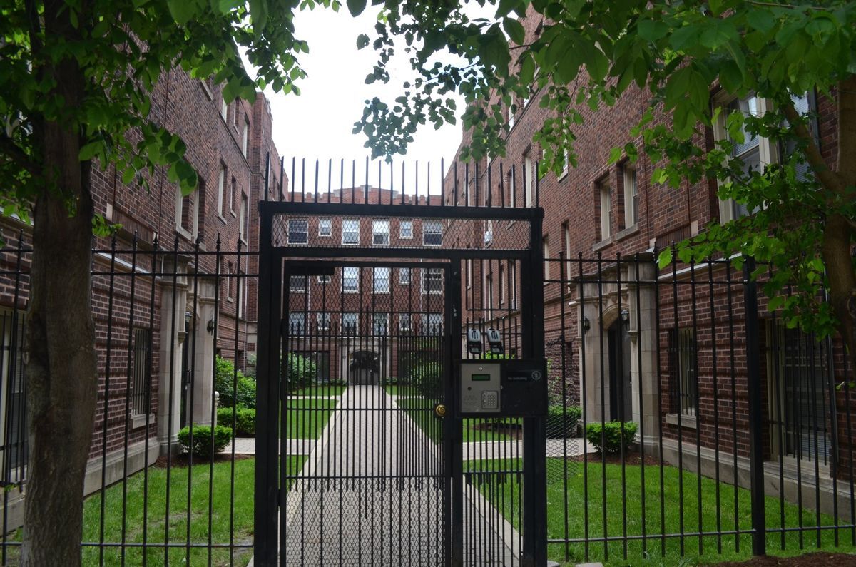 Building Photo - 3263 W Wrightwood Ave