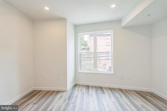 Building Photo - 1526 W Seybert St