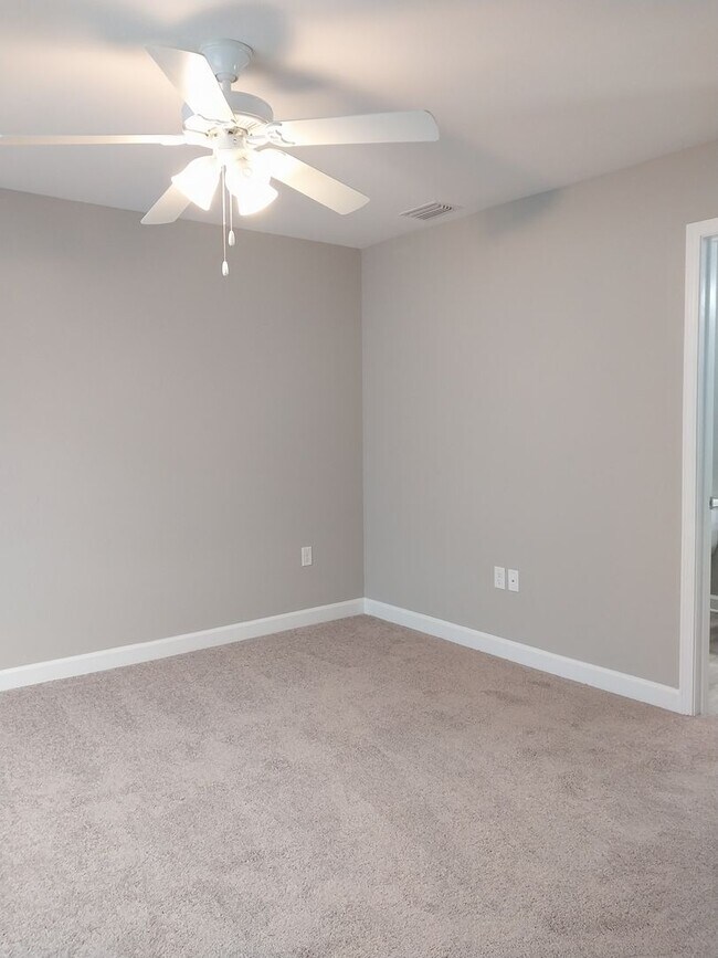 Building Photo - Gorgeous 3 Bedroom 2.5 Bath Townhome