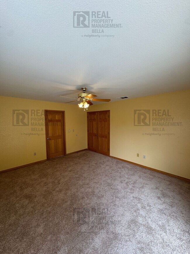 Building Photo - Waterfront Living in Canyon Lake!