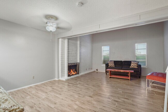 Building Photo - 6201 Escondido Dr