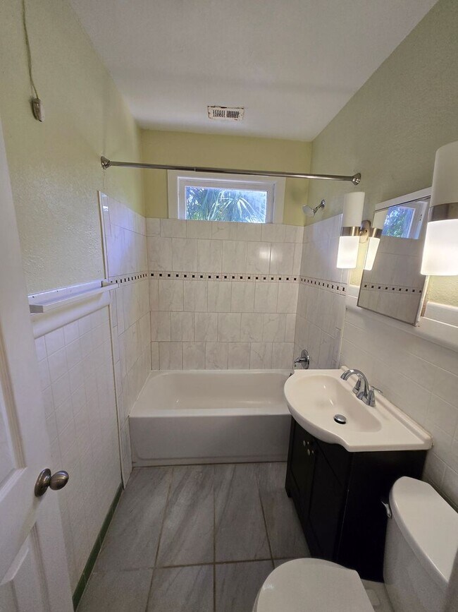 Building Photo - AVAILABLE NOW - Charming 3 Bed / 2 Bath Ho...