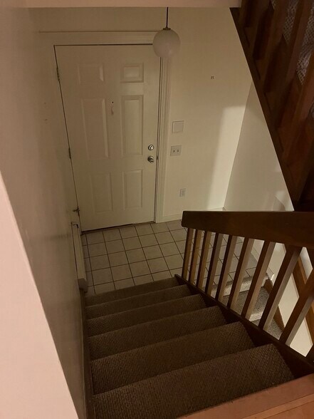 Building Photo - 565 Quaker Ln