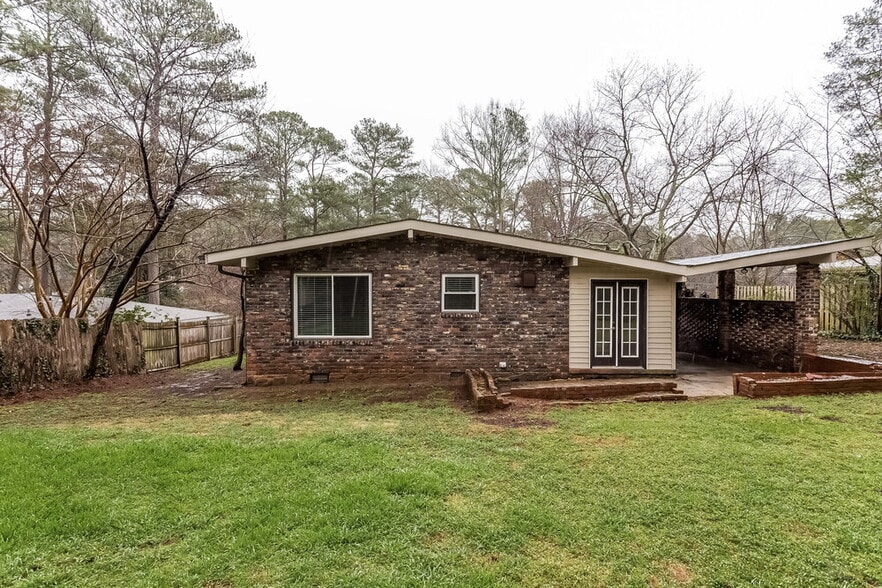 Building Photo - 2432 Woodacres Rd NE