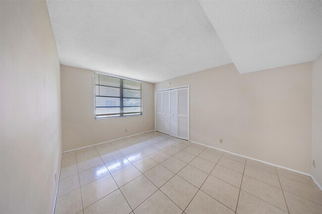 Building Photo - 2601 S Palm Aire Dr