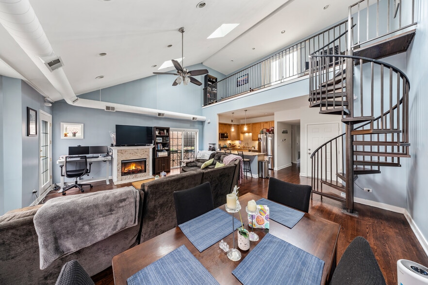 Building Photo - 811 W Superior St