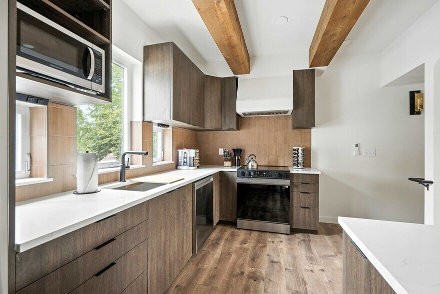 Building Photo - 925 NE 23rd Ave