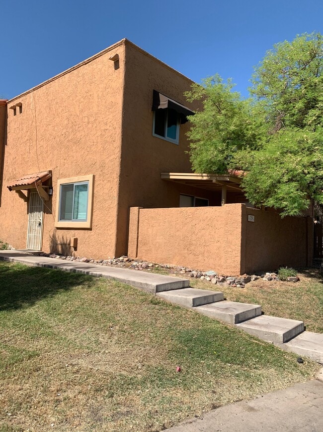 Building Photo - 729 E Cochise Dr