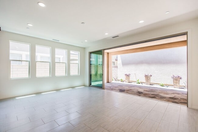 Building Photo - 4BD/3BA/2Garage Two Story Highly upgraded ...