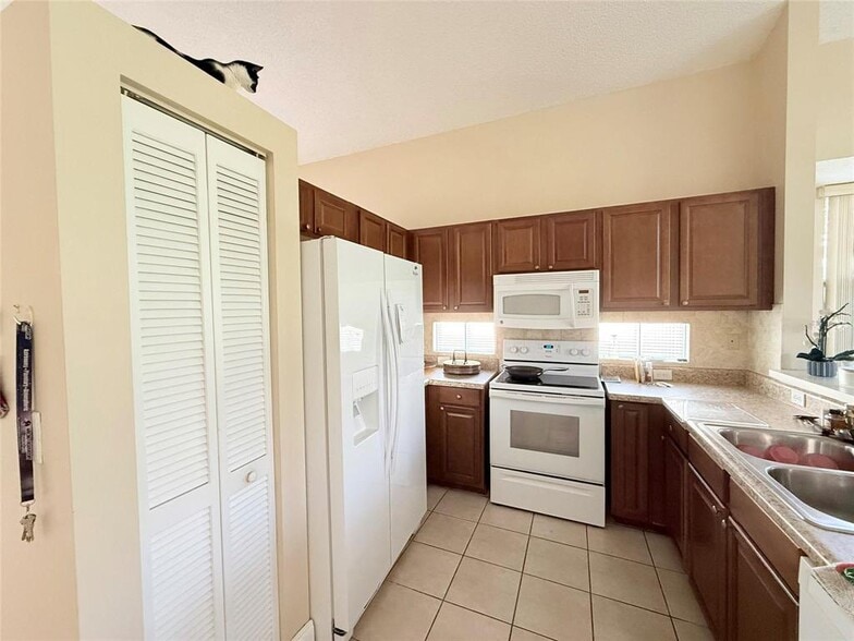 Building Photo - 4965 SW 153rd Ave