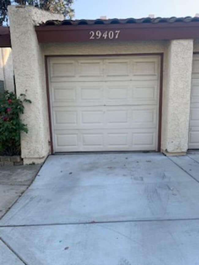 Building Photo - 2 Bedroom 1 Story Town Home