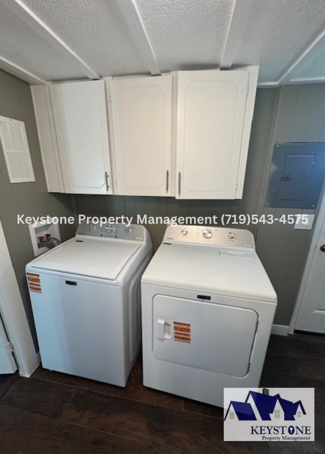 Building Photo - Horse Lover's Dream, Complete With Stable and Corral! 3 Bedroom/1 Bathroom Home $1500/$1500