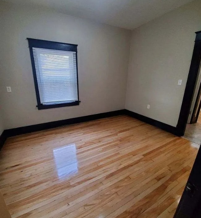 Building Photo - 2 Bedroom Home with Detached Garage, Fenced Yard + Pet Friendly!