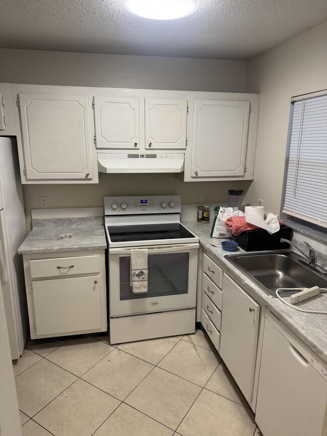 Building Photo - 9949 Sandalfoot Blvd