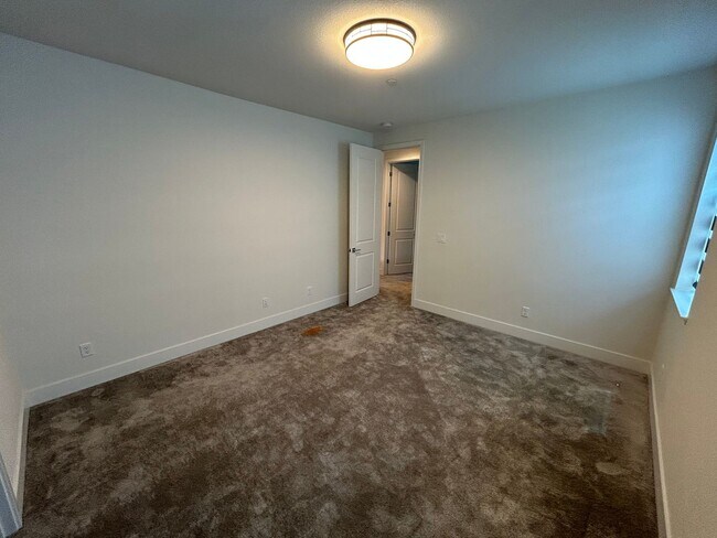 Building Photo - Spacious 4 Bed 2.5 Bath Home in Ellis with Solar!