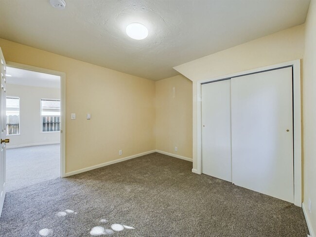 Building Photo - Modern 3BD/ABA duplex home features high-e...