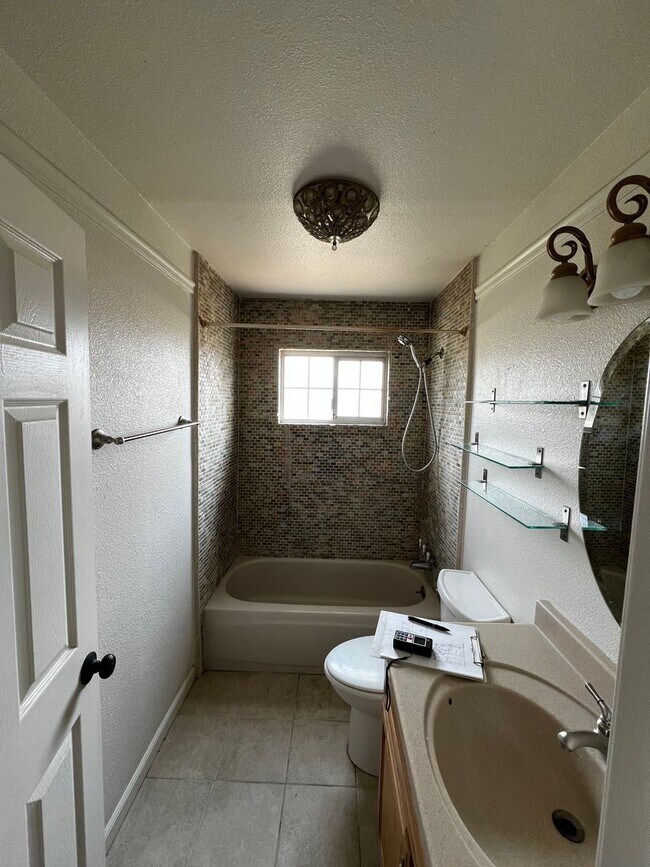 Building Photo - Nice two bedroom two bath home away from t...