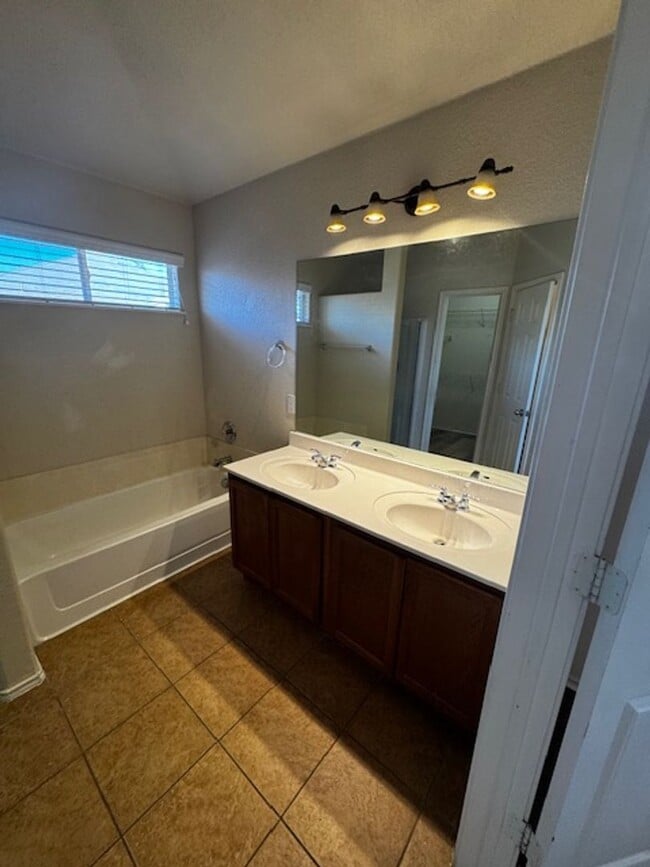 Building Photo - Spacious Updated One-Story Home in Northwest San Antonio