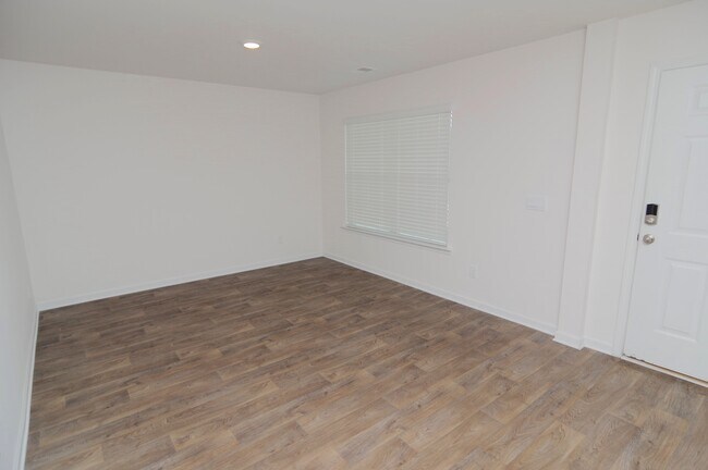 Building Photo - 116 Leslie Silver Dr