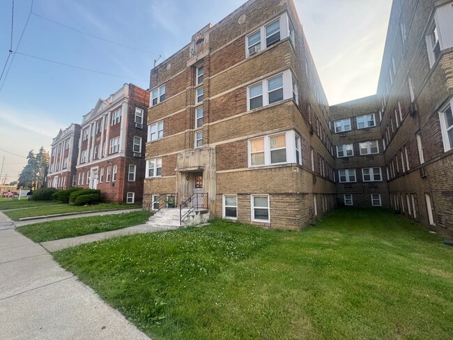 Building Photo - 2826 E 130th St