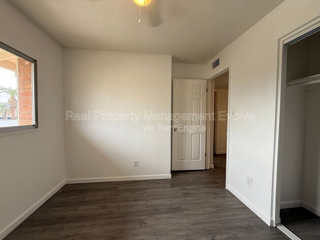 Building Photo - 4613 S Mill Ave