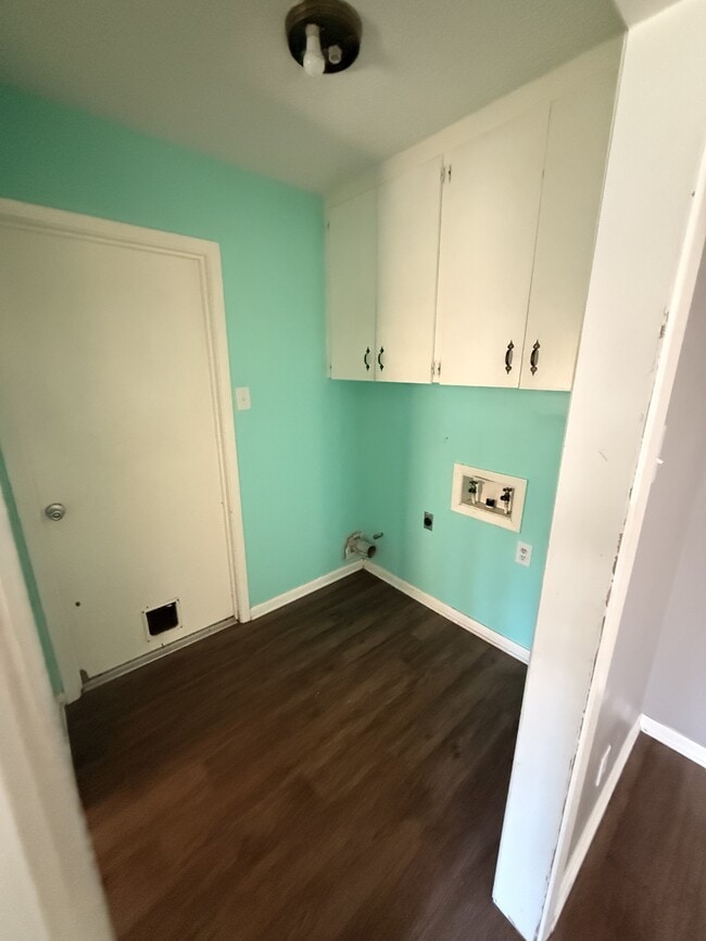 Building Photo - 200 S Birch St