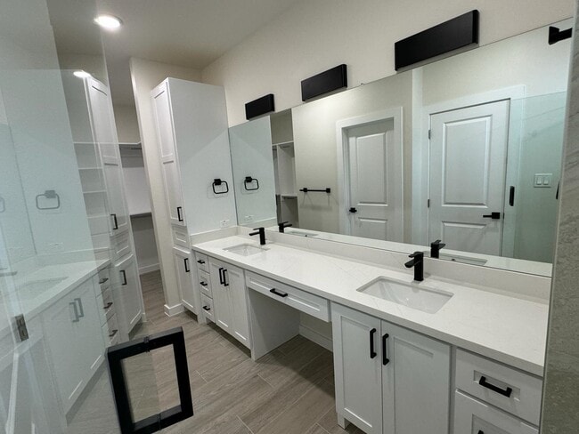 Building Photo - 7511 Cresta Bella St