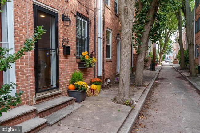Building Photo - 833 Kater St