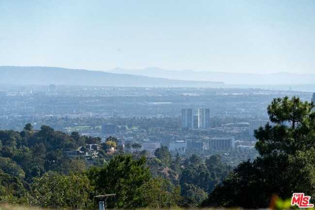 Building Photo - 8 Beverly Ridge Terrace