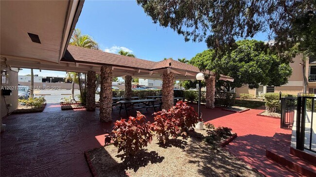 Building Photo - 3901 SW 109th Ave