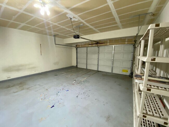 Building Photo - 4 bedroom close to freeway, parks and shopping
