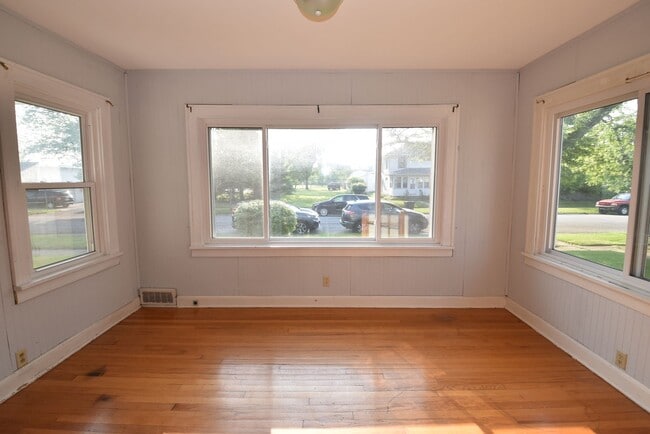 Building Photo - 3 bedroom 1.5 bath home next to IUSB.