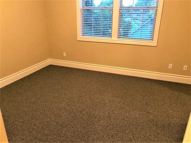 Building Photo - 4 Bed 4 bath Close to OSU