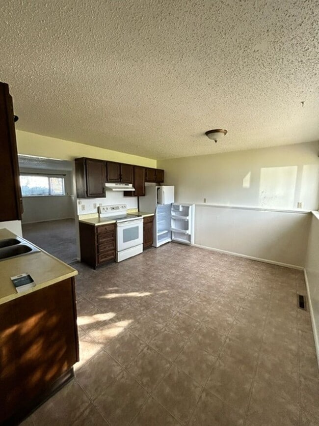 Building Photo - Move-In Today 2 Bedroom 1 Bathroom Apartment Close to Campus!