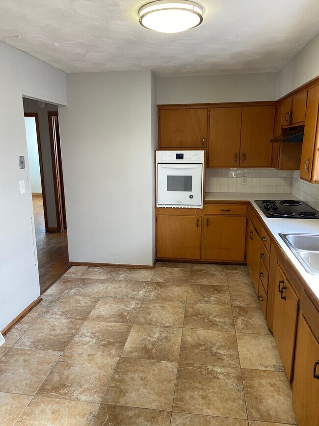 Building Photo - 623 N Belview Ave