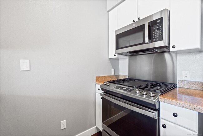 Building Photo - 445 Island Ave