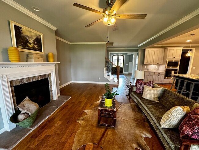 Building Photo - Spacious and luxurious with bonus room
