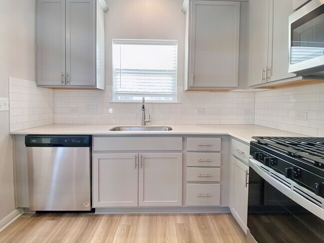 Building Photo - Beautiful and Spacious 4/BR 3.5/BA Modern ...