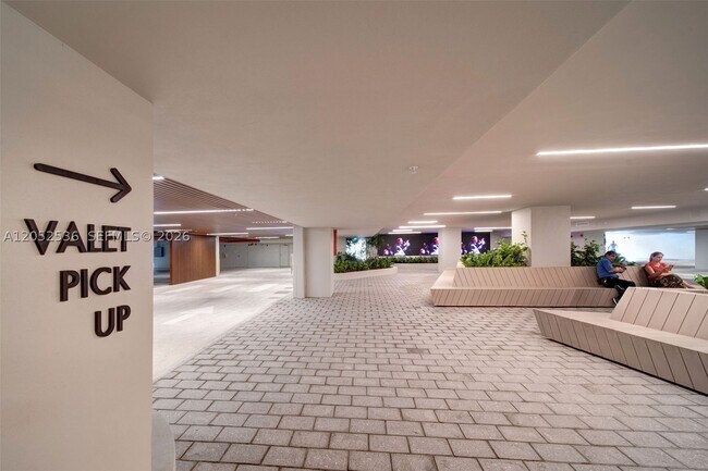 Building Photo - 1500 Bay Dr E