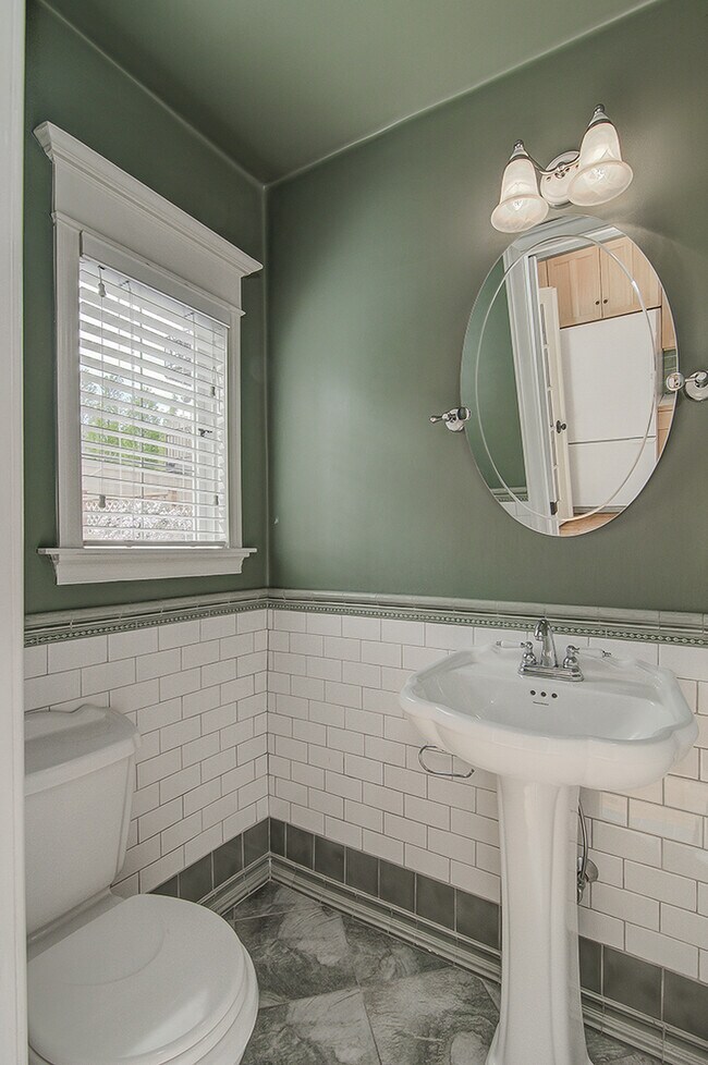 Building Photo - Great Queen Anne house located on the top of the hill 3bd 1.5 bath