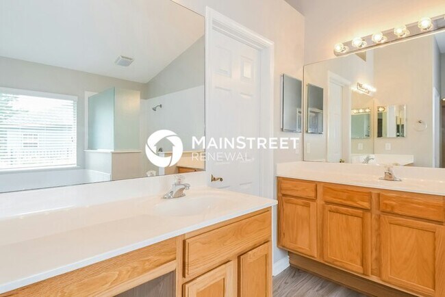 Building Photo - 3 Bedroom Pet-Friendly Home in Jacksonville, FL with Main Street Renewal