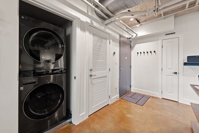 Building Photo - Fully Furnished Designer Loft with Parking & Monument Views!